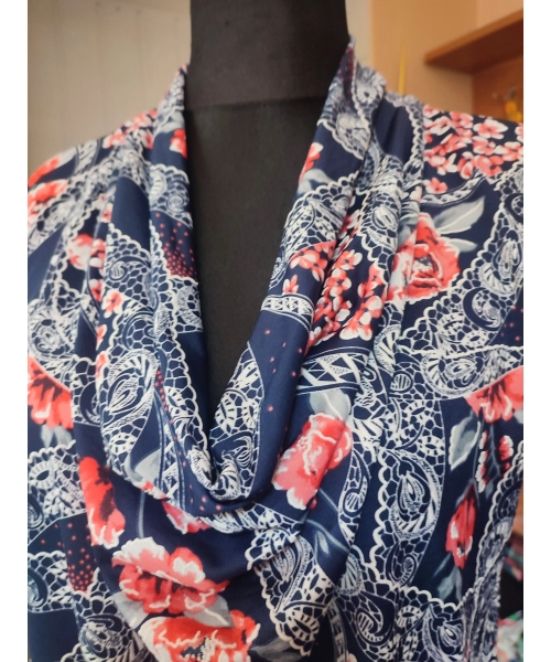 Bluzka z lejącym dekoltem typu woda - biały koronkowy wzór i kwiaty